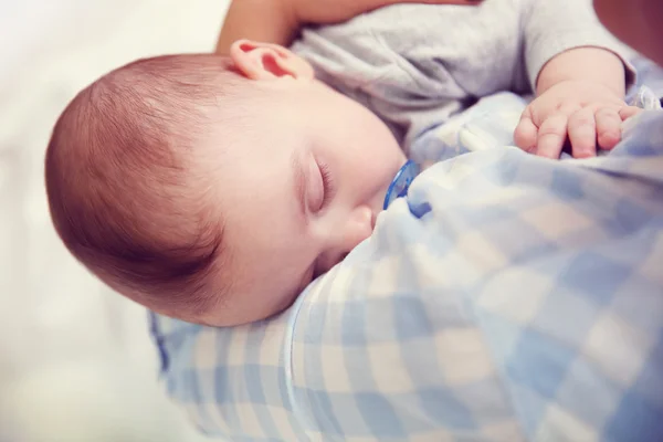 Baby mit Dummy schläft in den Händen der Mutter — Stockfoto