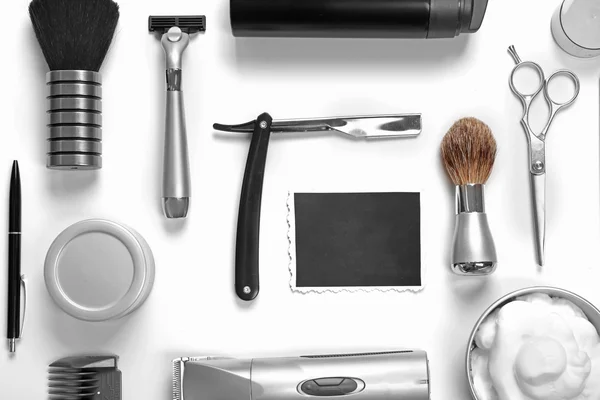 Μαύρο φωτογραφία, ξύρισμα σύνολο με εξοπλισμό, εργαλεία και αφρού, απομονώνονται σε λευκό — Φωτογραφία Αρχείου