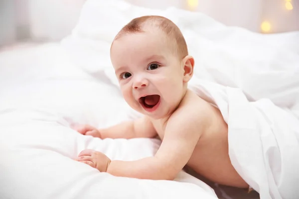 부드러운 침대에 사랑 스러운 아기 — 스톡 사진