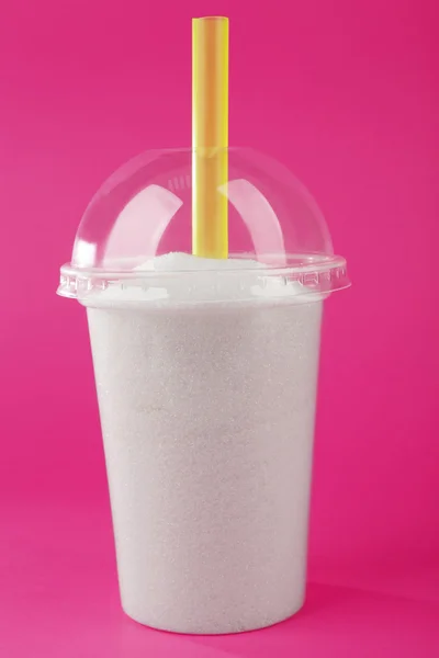 플라스틱 음료수 컵 입자가 굵은 설탕과 분홍색 배경에 칵테일 튜브 — 스톡 사진
