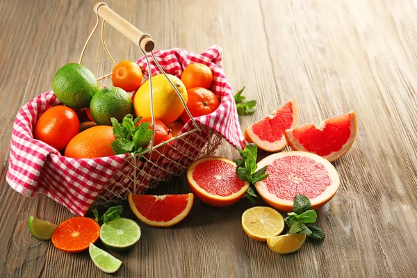 Composición jugosa de frutas tropicales sobre fondo de madera —  Fotos de Stock