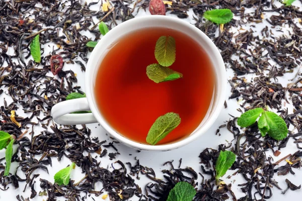 Tasse Tee mit trockenen Blättern, Draufsicht — Stockfoto