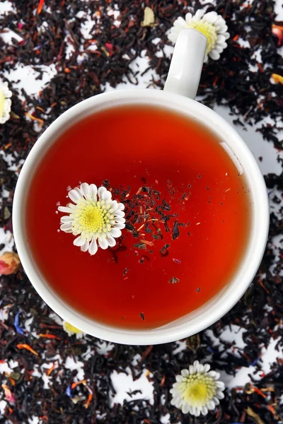 Taza de té con hojas secas, vista superior — Foto de Stock