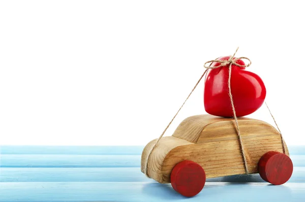 Coche de madera con corazón rojo —  Fotos de Stock