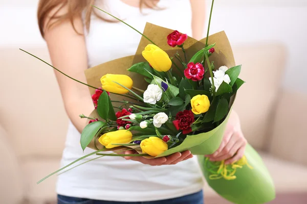 Mulher segurando um buquê de flores frescas. — Fotografia de Stock