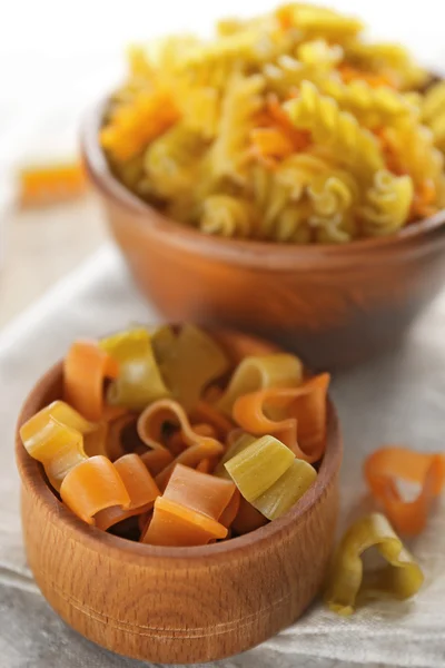 Olika typer av pasta på träbord närbild — Stockfoto