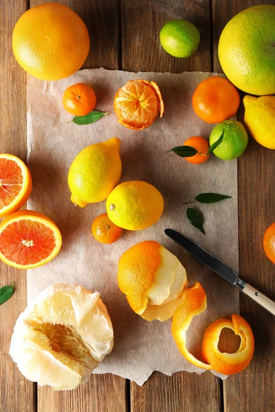 木制的桌子上的柑橘属水果的混合 — 图库照片