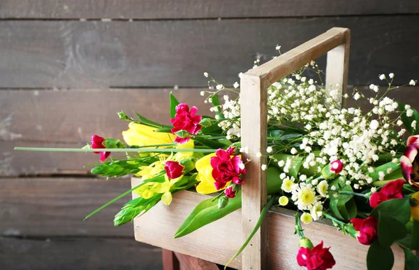 Bouquet de fleurs fraîches sur une boîte en bois — Photo