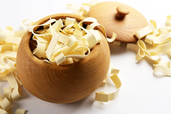 Droge pasta in een houten pot, close-up — Stockfoto