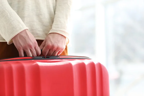 Ember, egy nagy piros bőrönd holding, közelről — Stock Fotó