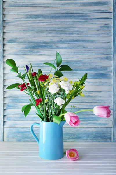 Bouquet de fleurs fraîches dans un vase sur table blanche — Photo