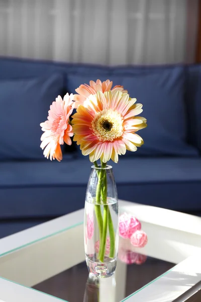 房间，桌上的粉色扶郎花束 — 图库照片