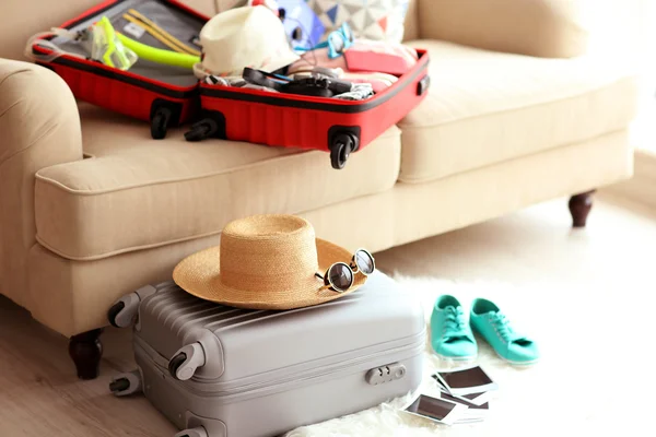 Packade grå resväska på golvet, på nära håll — Stockfoto