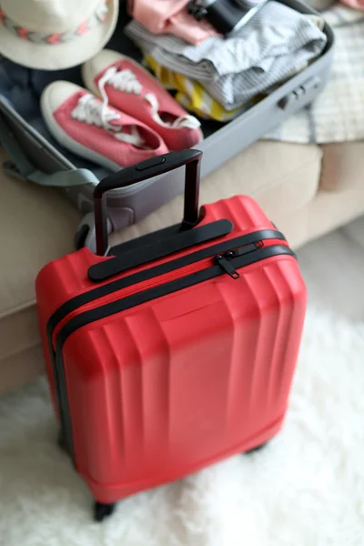 Μεγάλο κόκκινο πολυανθρακικό βαλίτσα, κοντινό πλάνο — Φωτογραφία Αρχείου