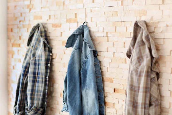 Mannelijke shirts opknoping op bakstenen muur — Stockfoto