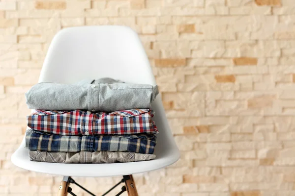 Manliga kläder på stol, närbild — Stockfoto