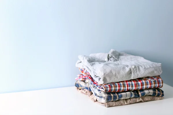 Ropa masculina en la mesa — Foto de Stock