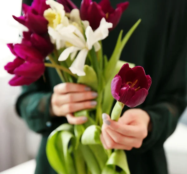 Femme tenant un bouquet de fleurs fraîches. — Photo