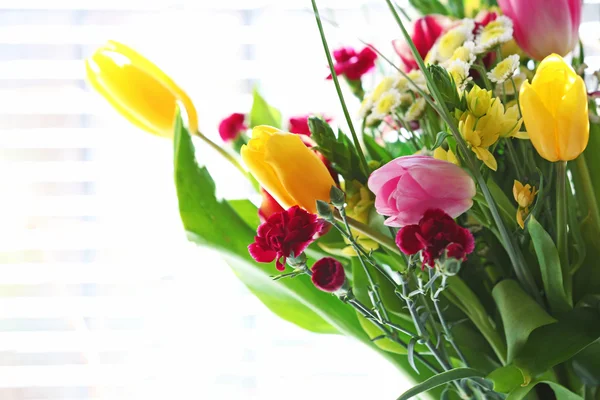 Strauß frischer Blumen am Fenster — Stockfoto