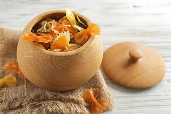 Rohe Pasta in Schüssel auf Holzgrund — Stockfoto