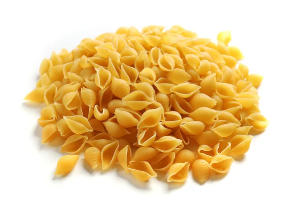 Hög med italiensk torr pasta, isolerad på vit — Stockfoto