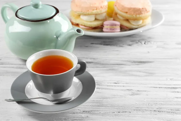 Tasse Tee mit leckeren Kuchen — Stockfoto