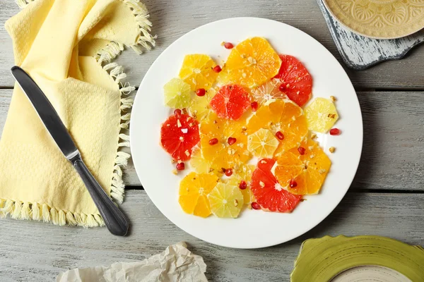 Cutting citruses on plate — Stock Photo, Image