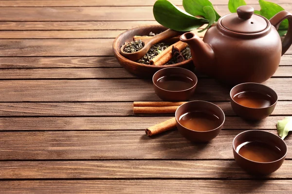 Green tea with ceramic utensils on wooden background — Stock Photo, Image