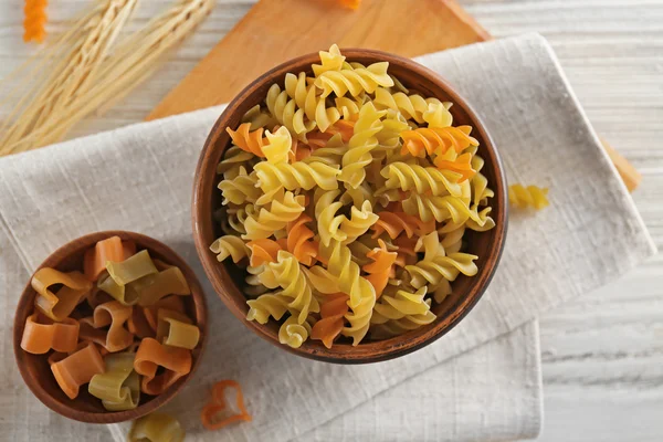 Olika typer av pasta på träbord, ovanifrån — Stockfoto