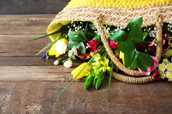 Bouquet of fresh flowers in a wicker basket — Stock Photo, Image