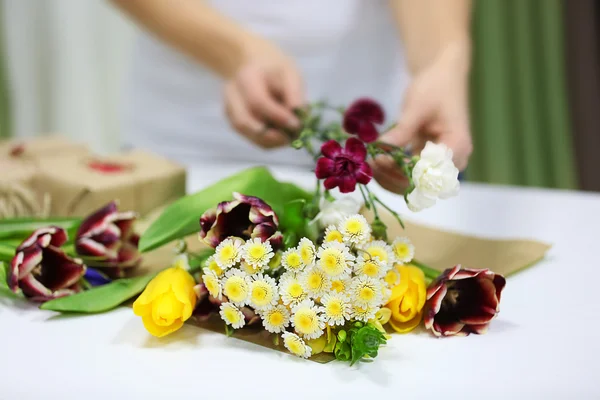 Floristería en el trabajo: mujer haciendo ramo de flores frescas . — Foto de Stock