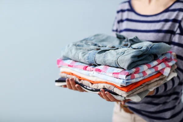 Mulher Segurando Roupas Masculinas Limpas Fundo Azul Close — Fotografia de Stock