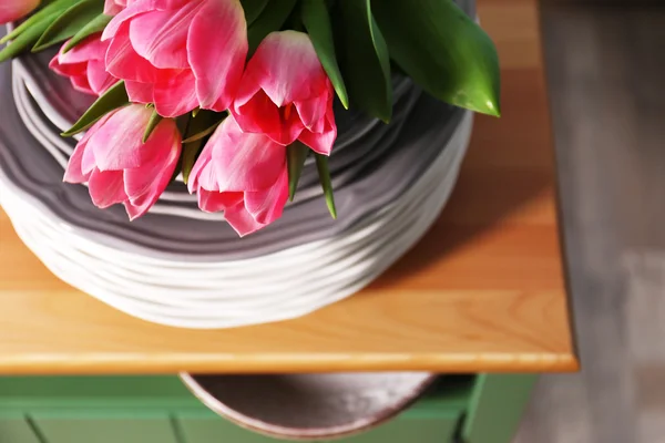 Tulipanes rosados sobre platos —  Fotos de Stock