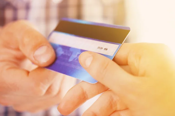 Handen met een credit card — Stockfoto