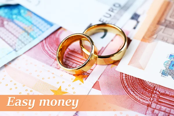 紙幣に金の結婚指輪 — ストック写真