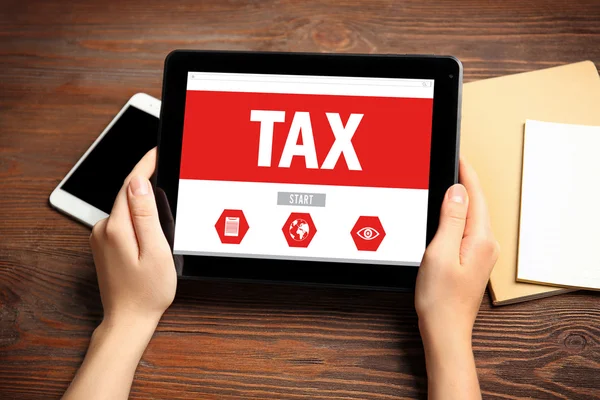 Концепция онлайн-уплаты налогов. — стоковое фото