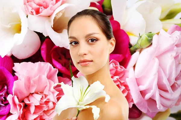 Portrait of young beautiful woman — Stock Photo, Image