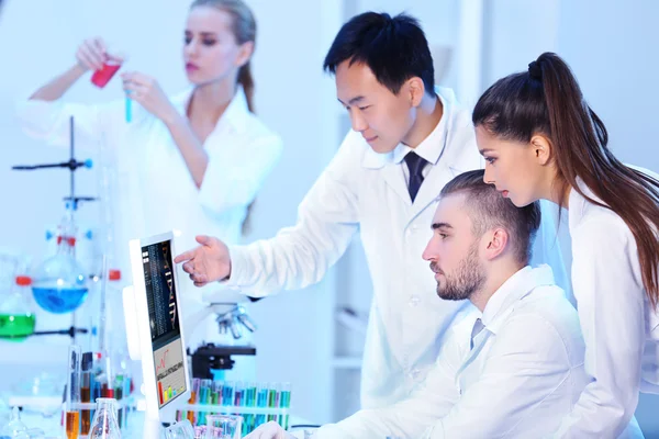 Medicinska tekniker som arbetar i laboratoriet — Stockfoto
