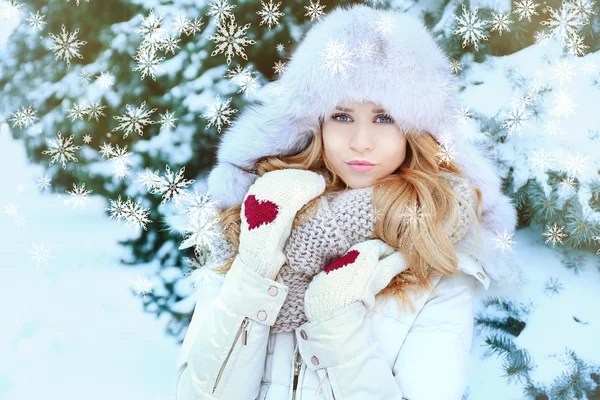 Ritratto invernale di giovane donna bionda — Foto Stock