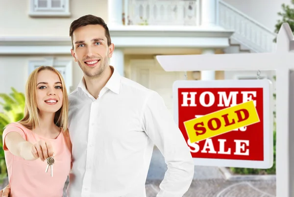 Loving couple near house — Stock Photo, Image