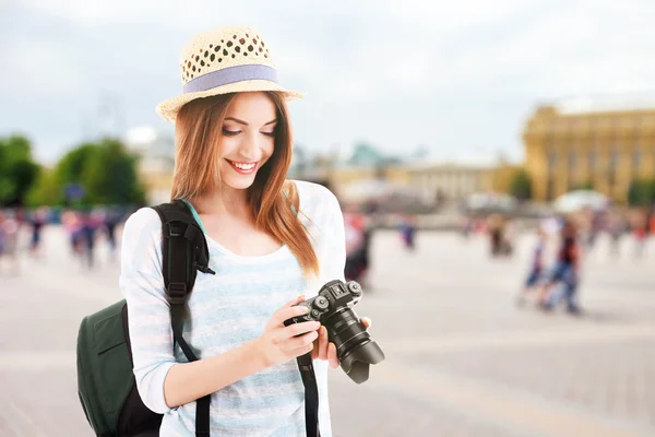 Traveler woman with camera — Stock Photo, Image