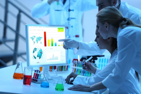 Medicinska tekniker som arbetar i laboratoriet — Stockfoto