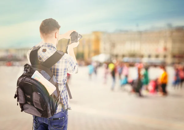 Voyageur homme avec appareil photo prend des photos — Photo