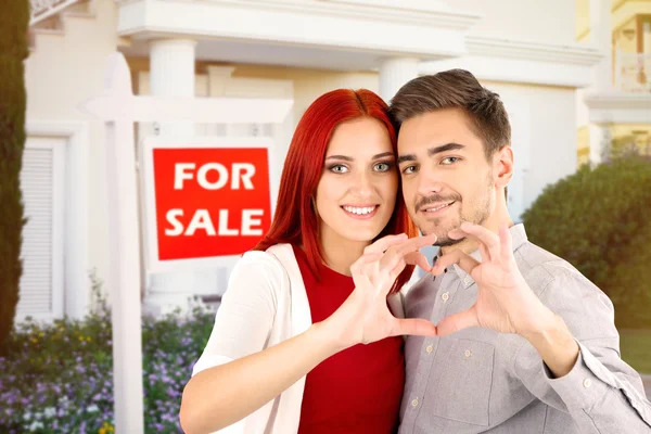 Verliefde paar in de buurt van huis — Stockfoto