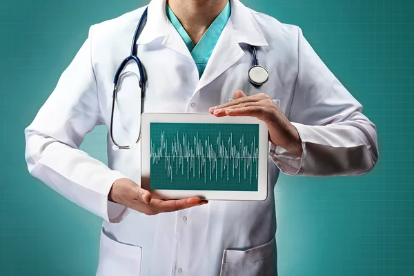 Médico segurando comprimido nas mãos — Fotografia de Stock