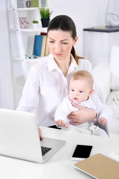 Affärskvinna med baby pojke — Stockfoto