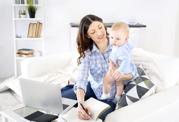 Hermosa mujer con bebé niño — Foto de Stock