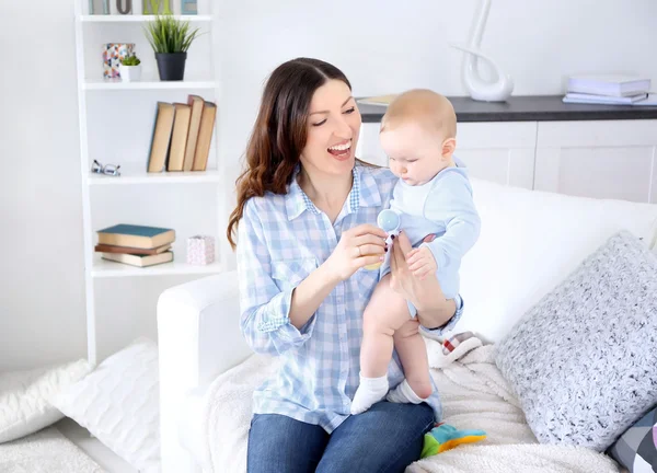 Mujer feliz con bebé niño — Foto de Stock