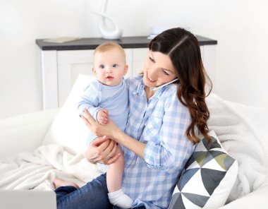 Güzel bir kadınla erkek bebek