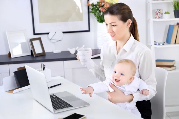 Affärskvinna med baby pojke — Stockfoto